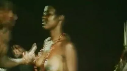 Topless chica Africana haciendo una danza tribal (1970 de la vendimia) chicas calientes nalgonas
