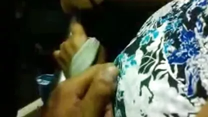 Toque las tetas en el autobús porno callejero