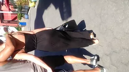 Asiático de la correa en ver a través de vestido negro petardas lesbianas