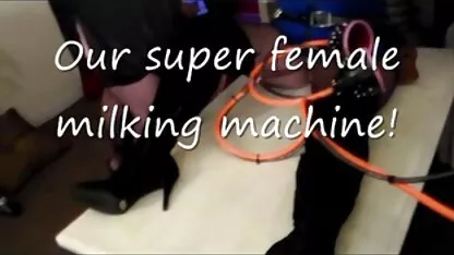 Macho máquina de ordeño femenino de ordeño estudiantes follando duro