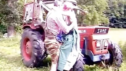 Viejo tractor hombre y su lindo leche chica petardas tríos