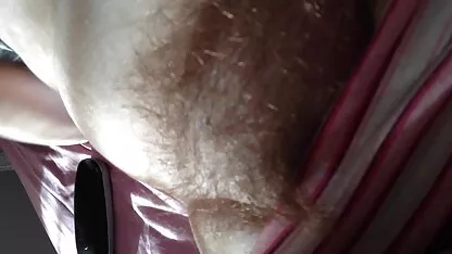 El pelo muy largo cuelga de la parte superior de sus bragas. videos de viejas borrachas cojiendo