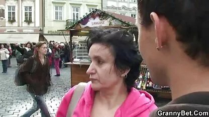 Viejo abuela turístico jumps en su polla pies de negras xxx