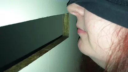 Mujer chupa la polla obtiene tetas aspirado y semen en la cara en gloryhole xxx free argentina