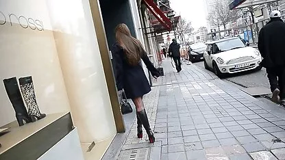 Exhibicionista desnuda bajo zanja en botas louboutin + upskirt amateur xxx empire