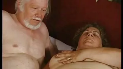 La abuela y el abuelo-ambos masturbándose anal hablado en español