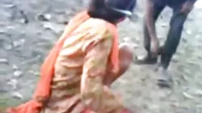 Sexy Indian gf tiene una cogida duro con su bf al aire libre movies pornos en español