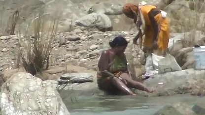 Señora al aire libre baño en river con hidden cam asiaticas hermosas xxx