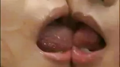 Asiático lesbiana besos petardas beso negro