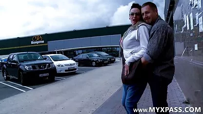 Ella estaba buscando un trabajo, consiguió un trabajo gratis en el porno petardas con dos hombres
