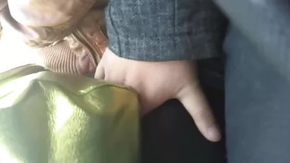 A tientas las piernas de la mujer en el autobús (part2) mama y su hijo cojiendo