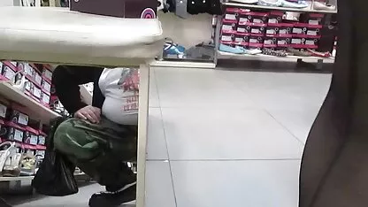 Chica en medias en shoemarket lesbianas bien tetonas