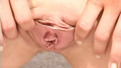 Linda Chica muestra su coño y culo mientras se está acostado en el suelo videos latinas tetonas