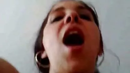 Joven mujer árabe chupa y folla. pornoxxxlatino