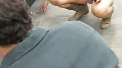 Público upskirt-mostrando el coño en la tienda cholitas peludas xxx