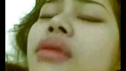 Indonesia chica Ria primer anal  asiaticas tirando
