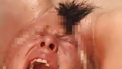 Chino intenta meter su cabeza en una vagina lesbianas besandose las tetas