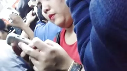 Encoxada Indonesia chuby chica en tren a ella le gusta mi polla xxx gorditas tetonas