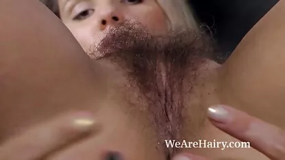 Jehanna se desnuda y los dedos de su coño peludo  pono tetonas