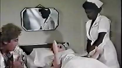 Ébano ayes-hospital escena. tetonas sacando leche