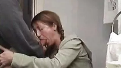 Sexy mamá chupa grande polla y tragar pollas grandes