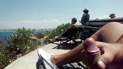 Dickflash al aire libre masturbación y corrida para dos maduro mama foll