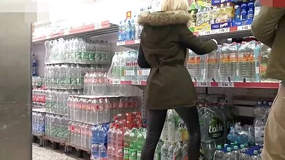 Rubia alemana mamada y follar en el supermercado videos xxx de mamas y hijos