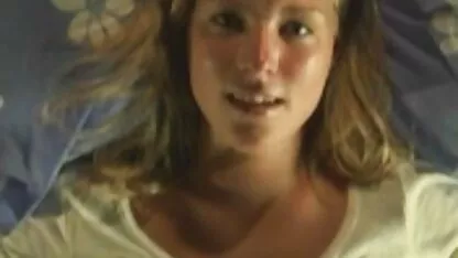 Chiquita rubia juega con ella misma en la cama mama pilla a su hija follando
