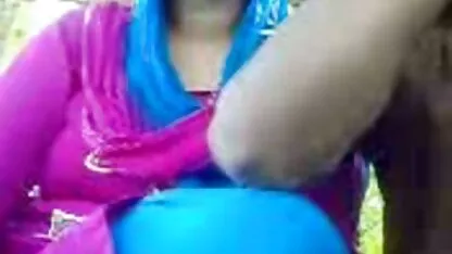Desi aunty handjob en parque me follo a mi madrastra en la cocina