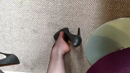 Louise nylon colgando sus zapatos de tacón alto antes de la tarde de la diversión videos de paraguayas xxx