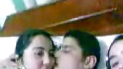 Árabe Hombre beso dos Árabes (Egipcio) chica en la cama videos porno gratis de panama