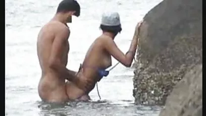 Flagra na praia playa de mierda  viejo cojiendo con jovencita