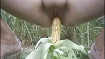 India se masturba en el campo  videos pornos gratis subtitulados