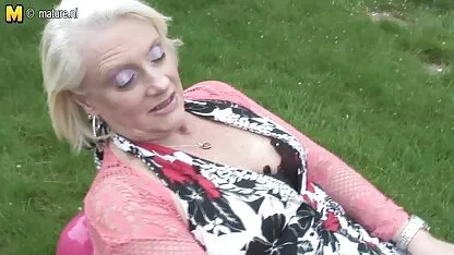 Británico de la abuelita juega con el viejo coño en el jardín xxx gorditas bellas