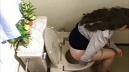 Voyeur bajar en el área de la sala de baño x videos asiaticas