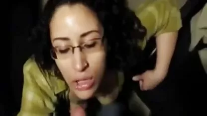 Caliente nerd Árabe chica en gafas da increíble mamada videos pornos de señoras gratis