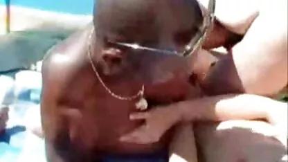 Mi puta esposa follada por Extraño Toro Negro en la playa nudista ver videos de señoras maduras