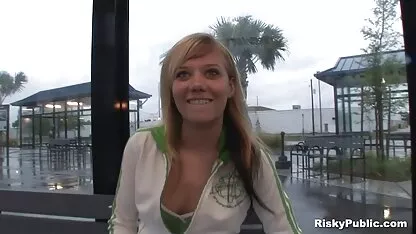 Linda chica se masturba en público mujeres desnudas bailando twerking