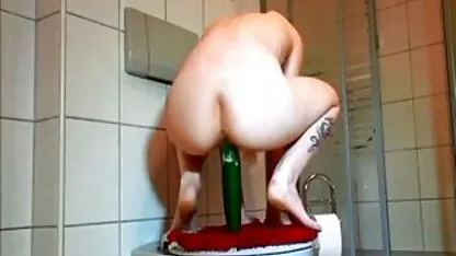 Caliente emo bebé masturba con cucumber en cuarto de baño  nalgonas desnudandose