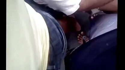 Rondándola en el concurrido autobús de vídeo hermanos follando en castellano