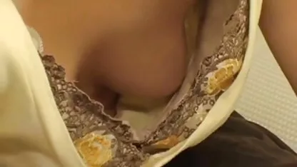 Downblouse muestra el más caliente de la escisión de los pezones (9) madres buenas follando