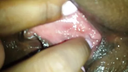 India caliente nena juega con el coño de color rosa mojado de cerca sexo cachondo
