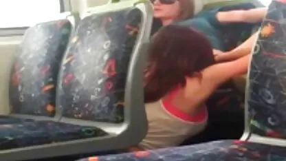 Chico grava dos chicas chupandose la concha en el tren viejas infieles xxx