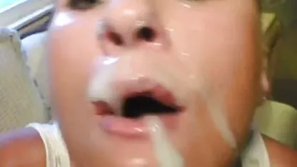 Rubia toma masiva facial, seguido por pegajoso cum jugar videos lesbianas calientes