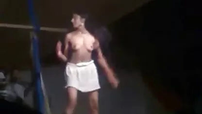 Indio chica tira baile espectáculo en público videos lesbi gratis
