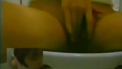 Cutie en toilet leva diapositivas dedo entre los labios de su coño ver videos de sexo anal