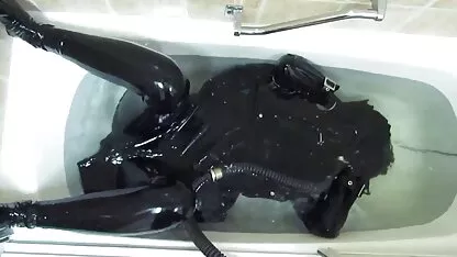 La chica de goma en el baño.  peliculas porno dobladas al castellano