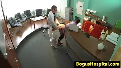 Médico folla hospital inspector en escritorio videos de sexo entre familia