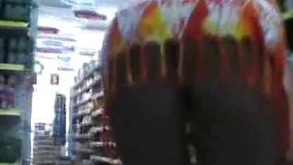 Upskirt en el supermercado sin bragas pordo duro