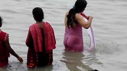 Ganga baño atrapado se folla a su madre embarazada